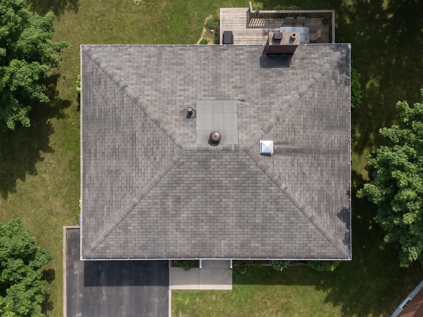 Vue aérienne d’une toiture résidentielle, contour mesuré automatiquement.